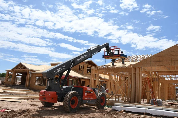 Yeni inşaat çerçeveleme işçiler tarafından istihdam edilmektedir inşaat şirketinden bir ekibi tarafından monte ediliyor. Bu evler Amerika Birleşik Devletleri'nin güneybatı parçası olan Arizona inşa ediliyor.