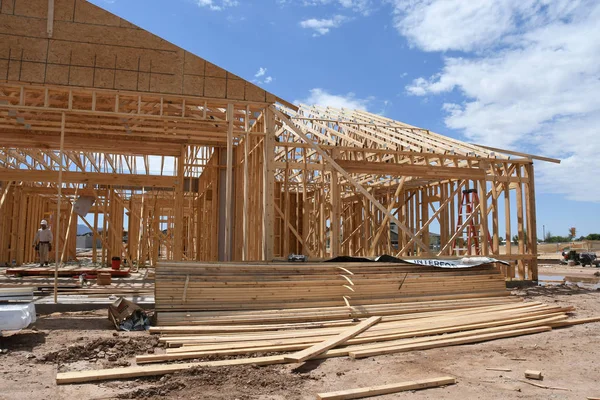 Yeni inşaat çerçeveleme işçiler tarafından istihdam edilmektedir inşaat şirketinden bir ekibi tarafından monte ediliyor. Bu evler Amerika Birleşik Devletleri'nin güneybatı parçası olan Arizona inşa ediliyor.