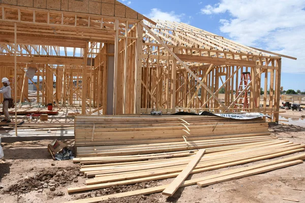 Yeni inşaat çerçeveleme işçiler tarafından istihdam edilmektedir inşaat şirketinden bir ekibi tarafından monte ediliyor. Bu evler Amerika Birleşik Devletleri'nin güneybatı parçası olan Arizona inşa ediliyor.