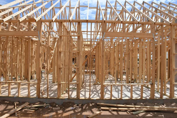 Yeni inşaat çerçeveleme işçiler tarafından istihdam edilmektedir inşaat şirketinden bir ekibi tarafından monte ediliyor. Bu evler Amerika Birleşik Devletleri'nin güneybatı parçası olan Arizona inşa ediliyor.