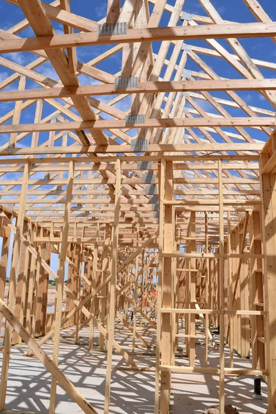 Yeni inşaat çerçeveleme işçiler tarafından istihdam edilmektedir inşaat şirketinden bir ekibi tarafından monte ediliyor. Bu evler Amerika Birleşik Devletleri'nin güneybatı parçası olan Arizona inşa ediliyor.