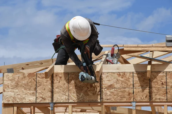 Yeni inşaat çerçeveleme işçiler tarafından istihdam edilmektedir inşaat şirketinden bir ekibi tarafından monte ediliyor. Bu evler Amerika Birleşik Devletleri'nin güneybatı parçası olan Arizona inşa ediliyor.