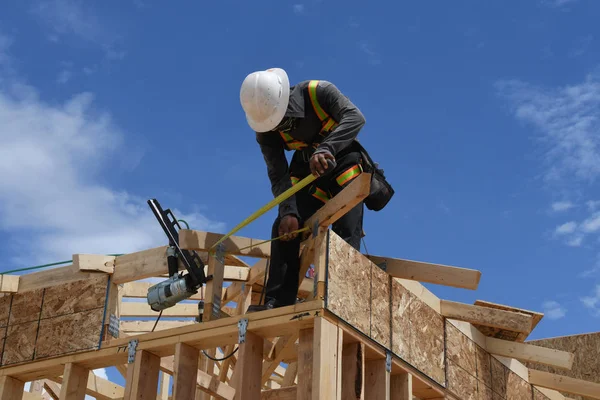 Yeni inşaat çerçeveleme işçiler tarafından istihdam edilmektedir inşaat şirketinden bir ekibi tarafından monte ediliyor. Bu evler Amerika Birleşik Devletleri'nin güneybatı parçası olan Arizona inşa ediliyor.