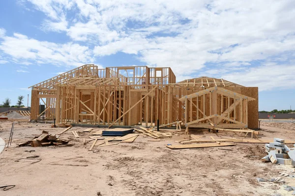 新建設フレームによって労働者が建設会社から乗組員によって組み立てられています これらはアメリカ合衆国の南西部にあるアリゾナ州で建てられている住宅します — ストック写真