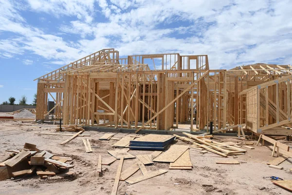 Nova Estrutura Construção Sendo Montada Por Uma Equipe Empresa Construção — Fotografia de Stock