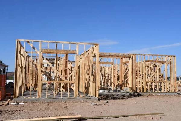 新的施工框架由机组人员组装而成 由工人雇用的建筑公司组成 这些房子建在亚利桑那州 这是在美国的西南部 — 图库照片