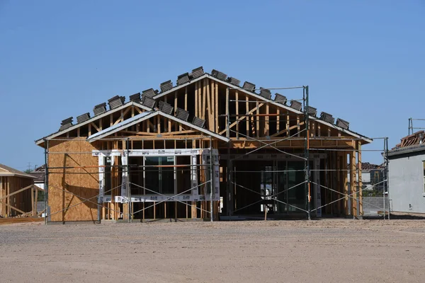 Yeni inşaat çerçeveleme işçiler tarafından istihdam edilmektedir inşaat şirketinden bir ekibi tarafından monte ediliyor. Bu evler Amerika Birleşik Devletleri'nin güneybatı parçası olan Arizona inşa ediliyor.