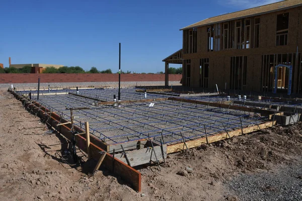 Nova Estrutura Construção Sendo Montada Por Uma Equipe Empresa Construção — Fotografia de Stock