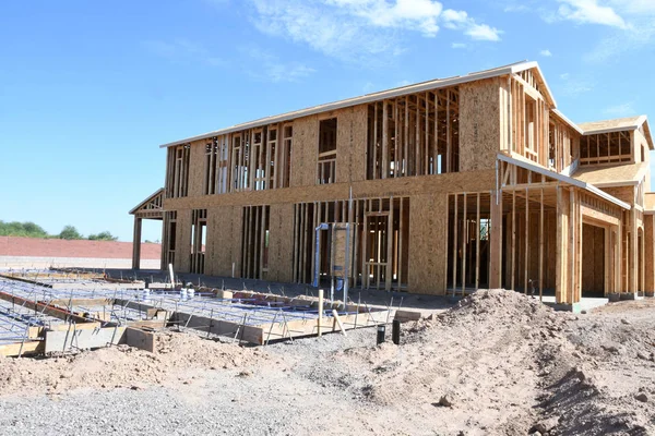 新建設フレームによって労働者が建設会社から乗組員によって組み立てられています これらはアメリカ合衆国の南西部にあるアリゾナ州で建てられている住宅します — ストック写真