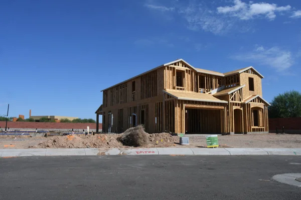 Yeni inşaat çerçeveleme işçiler tarafından istihdam edilmektedir inşaat şirketinden bir ekibi tarafından monte ediliyor. Bu evler Amerika Birleşik Devletleri'nin güneybatı parçası olan Arizona inşa ediliyor.
