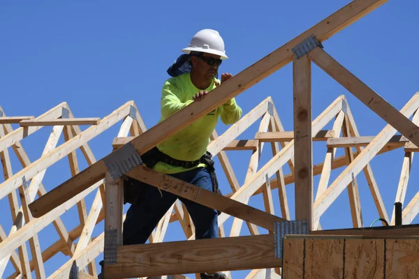 Yeni inşaat çerçeveleme işçiler tarafından istihdam edilmektedir inşaat şirketinden bir ekibi tarafından monte ediliyor. Bu evler Amerika Birleşik Devletleri'nin güneybatı parçası olan Arizona inşa ediliyor.
