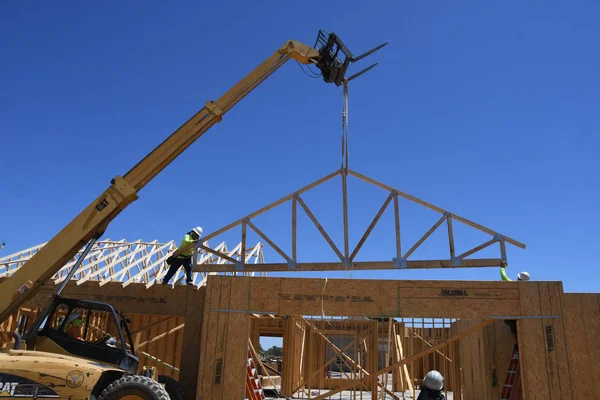 Yeni inşaat çerçeveleme işçiler tarafından istihdam edilmektedir inşaat şirketinden bir ekibi tarafından monte ediliyor. Bu evler Amerika Birleşik Devletleri'nin güneybatı parçası olan Arizona inşa ediliyor.