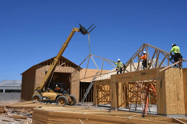 New Construction Framing Being Assembled Crew Construction Company Workers Employed — Stock Photo, Image