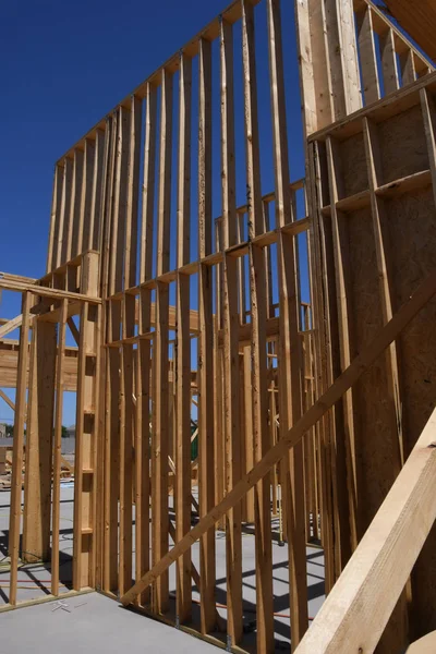 Yeni inşaat çerçeveleme işçiler tarafından istihdam edilmektedir inşaat şirketinden bir ekibi tarafından monte ediliyor. Bu evler Amerika Birleşik Devletleri'nin güneybatı parçası olan Arizona inşa ediliyor.