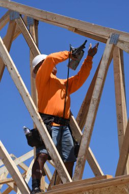 Yeni inşaat çerçeveleme işçiler tarafından istihdam edilmektedir inşaat şirketinden bir ekibi tarafından monte ediliyor. Bu evler Amerika Birleşik Devletleri'nin güneybatı parçası olan Arizona inşa ediliyor.