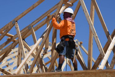 Yeni inşaat çerçeveleme işçiler tarafından istihdam edilmektedir inşaat şirketinden bir ekibi tarafından monte ediliyor. Bu evler Amerika Birleşik Devletleri'nin güneybatı parçası olan Arizona inşa ediliyor.