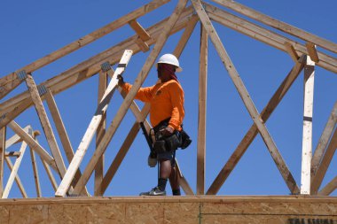 Yeni inşaat çerçeveleme işçiler tarafından istihdam edilmektedir inşaat şirketinden bir ekibi tarafından monte ediliyor. Bu evler Amerika Birleşik Devletleri'nin güneybatı parçası olan Arizona inşa ediliyor.