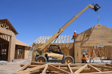 Yeni inşaat çerçeveleme işçiler tarafından istihdam edilmektedir inşaat şirketinden bir ekibi tarafından monte ediliyor. Bu evler Amerika Birleşik Devletleri'nin güneybatı parçası olan Arizona inşa ediliyor.