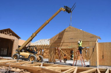 Yeni inşaat çerçeveleme işçiler tarafından istihdam edilmektedir inşaat şirketinden bir ekibi tarafından monte ediliyor. Bu evler Amerika Birleşik Devletleri'nin güneybatı parçası olan Arizona inşa ediliyor.