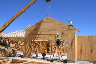 Yeni inşaat çerçeveleme işçiler tarafından istihdam edilmektedir inşaat şirketinden bir ekibi tarafından monte ediliyor. Bu evler Amerika Birleşik Devletleri'nin güneybatı parçası olan Arizona inşa ediliyor.