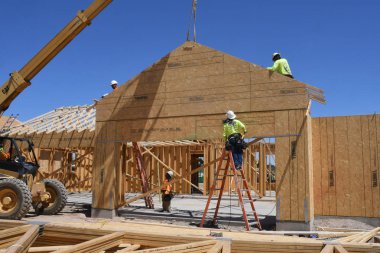 Yeni inşaat çerçeveleme işçiler tarafından istihdam edilmektedir inşaat şirketinden bir ekibi tarafından monte ediliyor. Bu evler Amerika Birleşik Devletleri'nin güneybatı parçası olan Arizona inşa ediliyor.