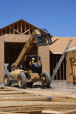 Yeni inşaat çerçeveleme işçiler tarafından istihdam edilmektedir inşaat şirketinden bir ekibi tarafından monte ediliyor. Bu evler Amerika Birleşik Devletleri'nin güneybatı parçası olan Arizona inşa ediliyor.