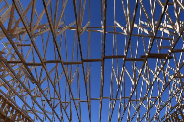 Yeni inşaat çerçeveleme işçiler tarafından istihdam edilmektedir inşaat şirketinden bir ekibi tarafından monte ediliyor. Bu evler Amerika Birleşik Devletleri'nin güneybatı parçası olan Arizona inşa ediliyor.