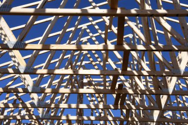 Yeni inşaat çerçeveleme işçiler tarafından istihdam edilmektedir inşaat şirketinden bir ekibi tarafından monte ediliyor. Bu evler Amerika Birleşik Devletleri'nin güneybatı parçası olan Arizona inşa ediliyor.