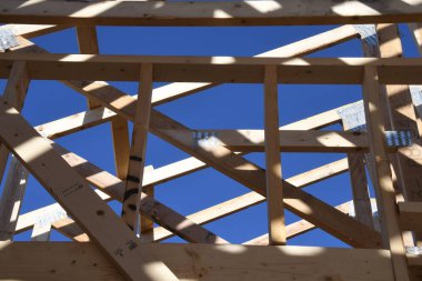 Yeni inşaat çerçeveleme işçiler tarafından istihdam edilmektedir inşaat şirketinden bir ekibi tarafından monte ediliyor. Bu evler Amerika Birleşik Devletleri'nin güneybatı parçası olan Arizona inşa ediliyor.