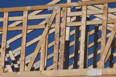 Yeni inşaat çerçeveleme işçiler tarafından istihdam edilmektedir inşaat şirketinden bir ekibi tarafından monte ediliyor. Bu evler Amerika Birleşik Devletleri'nin güneybatı parçası olan Arizona inşa ediliyor.