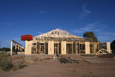 Yeni inşaat çerçeveleme işçiler tarafından istihdam edilmektedir inşaat şirketinden bir ekibi tarafından monte ediliyor. Bu evler Amerika Birleşik Devletleri'nin güneybatı parçası olan Arizona inşa ediliyor.