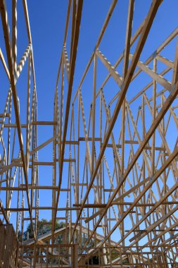 Yeni inşaat çerçeveleme işçiler tarafından istihdam edilmektedir inşaat şirketinden bir ekibi tarafından monte ediliyor. Bu evler Amerika Birleşik Devletleri'nin güneybatı parçası olan Arizona inşa ediliyor.