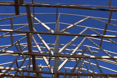 Yeni inşaat çerçeveleme işçiler tarafından istihdam edilmektedir inşaat şirketinden bir ekibi tarafından monte ediliyor. Bu evler Amerika Birleşik Devletleri'nin güneybatı parçası olan Arizona inşa ediliyor.