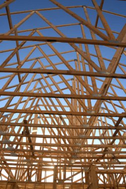 Yeni inşaat çerçeveleme işçiler tarafından istihdam edilmektedir inşaat şirketinden bir ekibi tarafından monte ediliyor. Bu evler Amerika Birleşik Devletleri'nin güneybatı parçası olan Arizona inşa ediliyor.