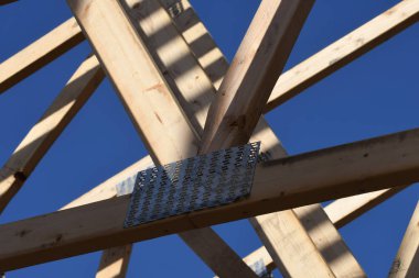 Yeni inşaat çerçeveleme işçiler tarafından istihdam edilmektedir inşaat şirketinden bir ekibi tarafından monte ediliyor. Bu evler Amerika Birleşik Devletleri'nin güneybatı parçası olan Arizona inşa ediliyor.