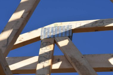 Yeni inşaat çerçeveleme işçiler tarafından istihdam edilmektedir inşaat şirketinden bir ekibi tarafından monte ediliyor. Bu evler Amerika Birleşik Devletleri'nin güneybatı parçası olan Arizona inşa ediliyor.