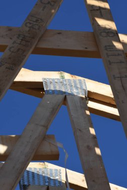 Yeni inşaat çerçeveleme işçiler tarafından istihdam edilmektedir inşaat şirketinden bir ekibi tarafından monte ediliyor. Bu evler Amerika Birleşik Devletleri'nin güneybatı parçası olan Arizona inşa ediliyor.