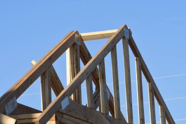 Yeni inşaat çerçeveleme işçiler tarafından istihdam edilmektedir inşaat şirketinden bir ekibi tarafından monte ediliyor. Bu evler Amerika Birleşik Devletleri'nin güneybatı parçası olan Arizona inşa ediliyor.