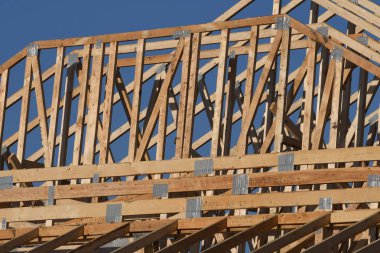 Yeni inşaat çerçeveleme işçiler tarafından istihdam edilmektedir inşaat şirketinden bir ekibi tarafından monte ediliyor. Bu evler Amerika Birleşik Devletleri'nin güneybatı parçası olan Arizona inşa ediliyor.