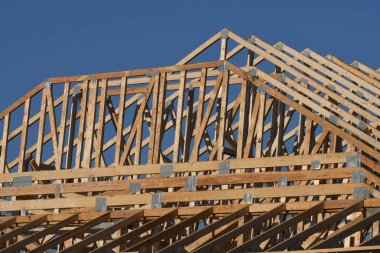 Yeni inşaat çerçeveleme işçiler tarafından istihdam edilmektedir inşaat şirketinden bir ekibi tarafından monte ediliyor. Bu evler Amerika Birleşik Devletleri'nin güneybatı parçası olan Arizona inşa ediliyor.