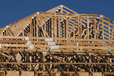 Yeni inşaat çerçeveleme işçiler tarafından istihdam edilmektedir inşaat şirketinden bir ekibi tarafından monte ediliyor. Bu evler Amerika Birleşik Devletleri'nin güneybatı parçası olan Arizona inşa ediliyor.