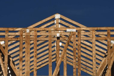 Yeni inşaat çerçeveleme işçiler tarafından istihdam edilmektedir inşaat şirketinden bir ekibi tarafından monte ediliyor. Bu evler Amerika Birleşik Devletleri'nin güneybatı parçası olan Arizona inşa ediliyor.