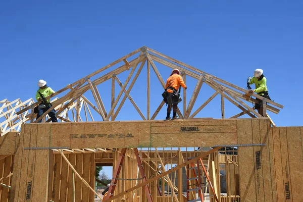 Nieuwe Bouw Framing Wordt Samengesteld Door Een Bemanning Uit Het — Stockfoto