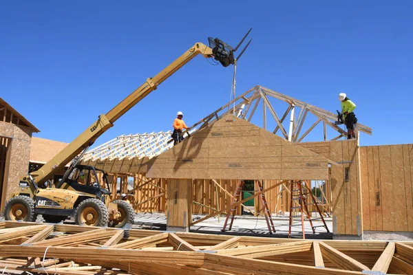 新的施工框架由机组人员组装而成 由工人雇用的建筑公司组成 这些房子建在亚利桑那州 这是在美国的西南部 — 图库照片