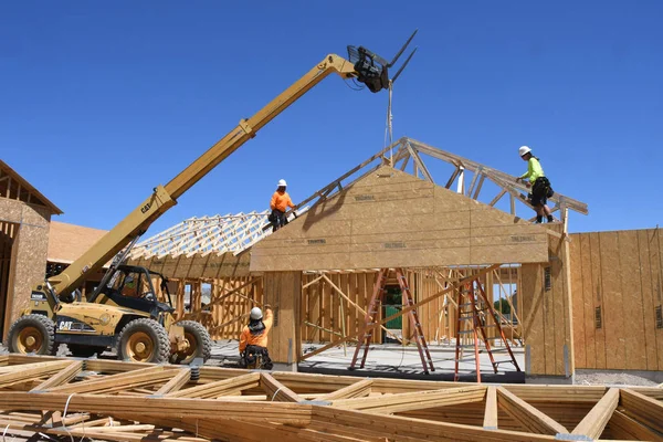 Yeni inşaat çerçeveleme işçiler tarafından istihdam edilmektedir inşaat şirketinden bir ekibi tarafından monte ediliyor. Bu evler Amerika Birleşik Devletleri'nin güneybatı parçası olan Arizona inşa ediliyor.