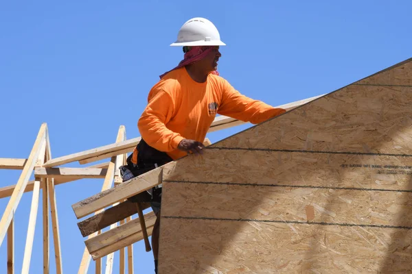 Yeni inşaat çerçeveleme işçiler tarafından istihdam edilmektedir inşaat şirketinden bir ekibi tarafından monte ediliyor. Bu evler Amerika Birleşik Devletleri'nin güneybatı parçası olan Arizona inşa ediliyor.