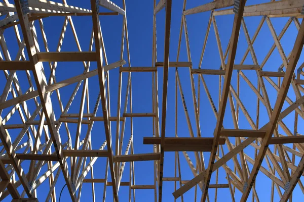 Yeni inşaat çerçeveleme işçiler tarafından istihdam edilmektedir inşaat şirketinden bir ekibi tarafından monte ediliyor. Bu evler Amerika Birleşik Devletleri'nin güneybatı parçası olan Arizona inşa ediliyor.