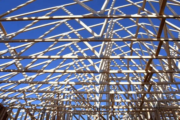 Yeni inşaat çerçeveleme işçiler tarafından istihdam edilmektedir inşaat şirketinden bir ekibi tarafından monte ediliyor. Bu evler Amerika Birleşik Devletleri'nin güneybatı parçası olan Arizona inşa ediliyor.