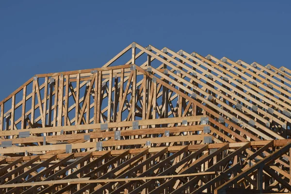 Yeni inşaat çerçeveleme işçiler tarafından istihdam edilmektedir inşaat şirketinden bir ekibi tarafından monte ediliyor. Bu evler Amerika Birleşik Devletleri'nin güneybatı parçası olan Arizona inşa ediliyor.