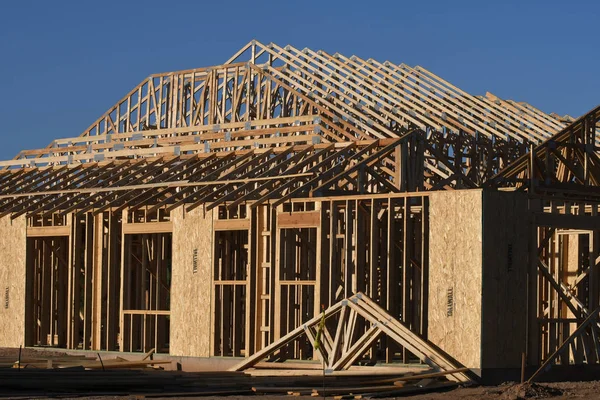 Yeni inşaat çerçeveleme işçiler tarafından istihdam edilmektedir inşaat şirketinden bir ekibi tarafından monte ediliyor. Bu evler Amerika Birleşik Devletleri'nin güneybatı parçası olan Arizona inşa ediliyor.